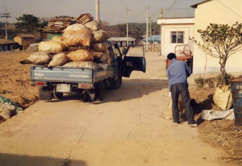 2001. 3월 축산면 자원재활용품 수거 사진