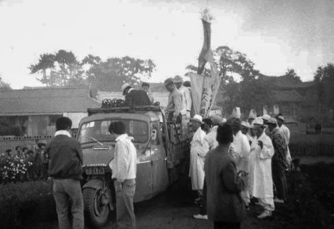 1961년 축산면 도곡리 장례식(삼륜차)