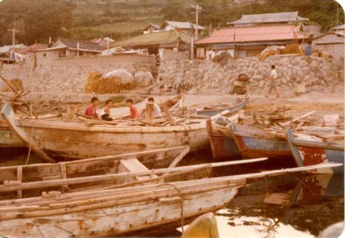 1980년대 축산면 경정리 마을안길 비포장 확장공사