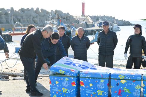 2025. 11. 19 산불피해지역 어촌계 어린전복 무상방류 사진