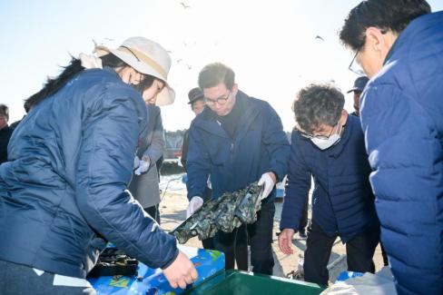 2025. 11. 19 산불피해지역 어촌계 어린전복 무상방류 사진
