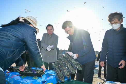 2025. 11. 19 산불피해지역 어촌계 어린전복 무상방류 사진