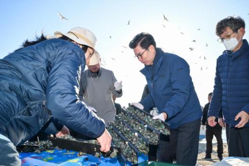 2025. 11. 19 산불피해지역 어촌계 어린전복 무상방류 사진
