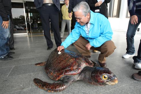 2009. 10. 21 군수님 거북이와 기념촬영