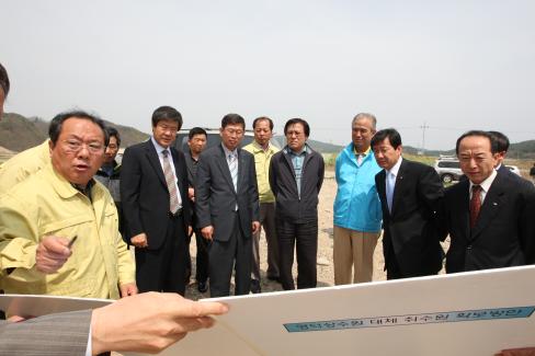 2009. 4. 13  영덕상수원 대체 취수원 확보 방안 군수님 현장방문 관내 기관단체